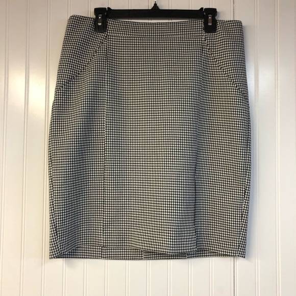 Banana Republic Classic Black and White Houndstooth Pencil Skirt 12 Petite - Picture 1 of 4
